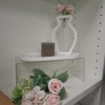 Dekoration von Angelika mit weißer Vase, rosa Rosen und Kerze