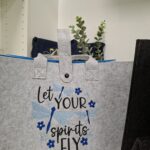 Graue Filztasche von Kerstin mit blauen gestickten Libellen