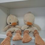 Zwei gehäkelte helle Enten von Sonja mit orangefarbenen Schnäbeln und Füßen